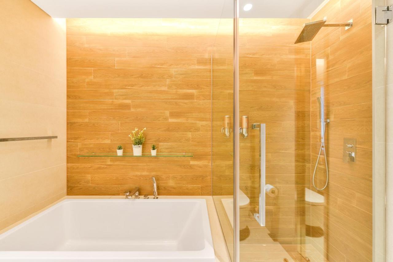 Luxury 2 Bedroom Beachfront Apt W Stunning Sea View Dubai Exterior foto